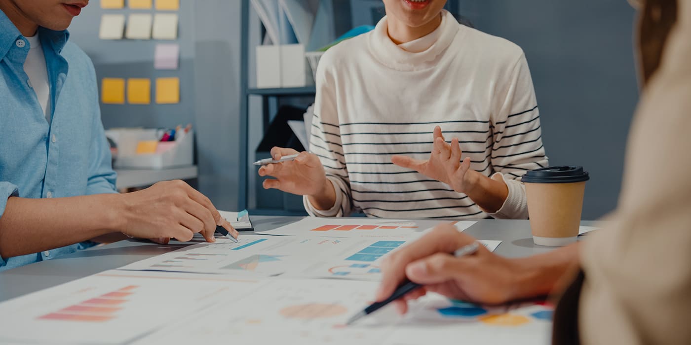 Online shopping concept for mobile app templates